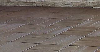 Бетонная брусчатка двора в Изобильном в октябре