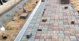 Профессиональная укладка плитки на улице в Изобильном в октябре