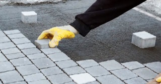 Монтаж тротуарной плитки на даче в Изобильном в октябре